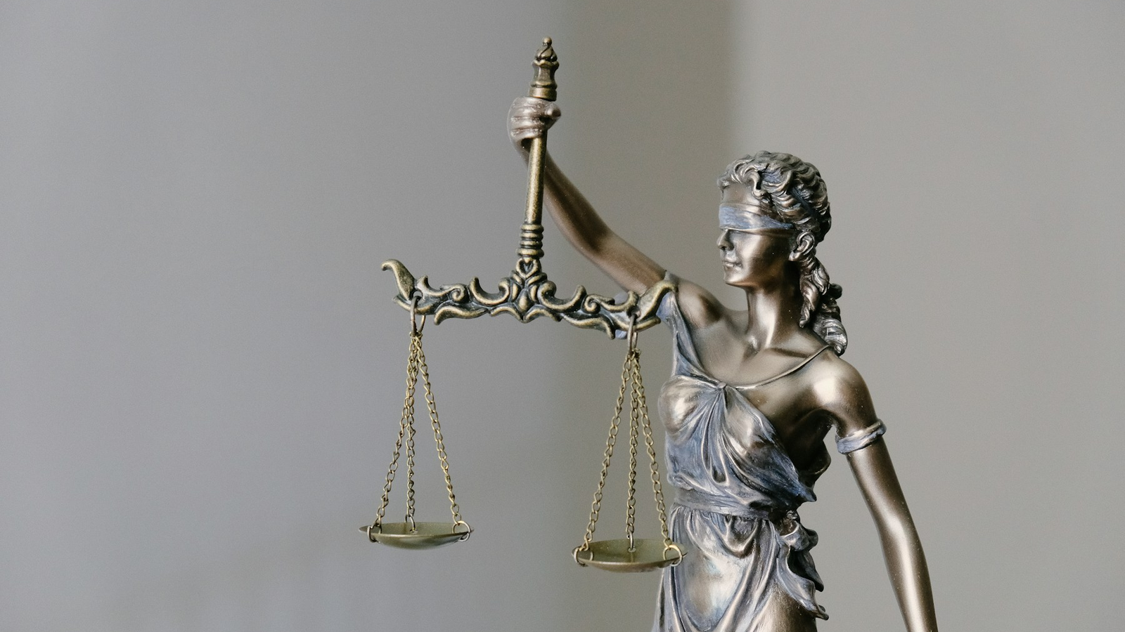 AI 법정 공방을 상징하는 연방법원 풍경